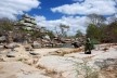 Foto 16 - A formação apresenta descontinuidades a que os geólogos designam como diáclase, de origem tectônica em que tensões originam fraturas em planos quase ortogonais
