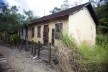 Patrimônio ferroviário, casa edificada em 1950 pela Estrada de Ferro Central do Brasil, depois Rede Ferroviária Federal S.A, atualmente extinta. Em estado precário de conservação<br />Foto Fábio Lima 