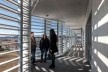 Alojamento Estudantil, circulação externa entremeada de balcões em balanço e aberta ao exterior permite espaços para fumantes, Josai International University, Togane, Japão, 2014-2016, Studio Sumo<br />Foto Kawasumi Kobayashi  [Studio Sumo]