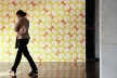 Pessoa passando na frente do painel de Athos Bulcão<br />Foto Lana Guimarães 