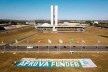 Faixa de apoio ao Fundeb diante do Congresso Nacional<br />Foto divulgação  [Mídia Ninja]
