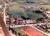Prédios fabris (centro), açude (fundos), Av. Presidente Vargas, década de 70. [arquivo da família]