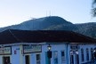 Aspecto do conjunto urbano edificado, com o promontório montanhoso ao fundo<br />Foto Fabio Lima 