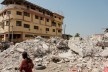 Porto Príncipe, Haiti, 2010. A população tenta retomar a vida com os escombros compondo a paisagem da cidade<br />Foto Alyson Montrezol 