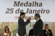 Representando o Instituto Bardi, Renato Anelli recebe de Fernando Haddad  a medalha outorgada a Lina Bo Bardi<br />Foto César Ogata / SECOM 