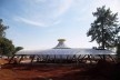 Fundação Darcy Ribeiro. Colocação das telhas: Beijódromo em primeiro plano. Instituto Brasileiro de Tecnologia do Habitat, Arquiteto João Filgueiras Lima, Lelé. Brasília DF, Brasil, 2010