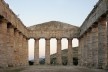 Alexandrina Mori em Segesta, Sicília, Itália, 2006<br />Foto Victor Hugo Mori 