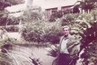Broos no jardim de sua casa-escritório no Morumbi, desenhado por Burle Marx [Arquivo Hans Broos]