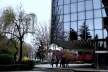 Jardins de acesso a um edifício público. Paseo de la Castellana<br />Foto Ana Paula Medeiros 
