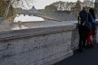 Contaminações, turistas na Ponte Umberto I sobre o rio Tevere com vistas para a Cidade do Vaticano<br />Foto Fabio José Martins de Lima 