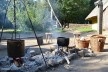 Após introdução de objetos de ferro, o fogo aceso da choupana aquece potes com chá de ervas e líquido para tingimento<br />Foto Ana Carolina Brugnera / Lucas Bernalli Fernandes Rocha 