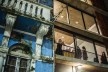Edifício Condessa, abertura de uma exposição no projecspace Bronze, Porto Alegre RS Brasil, 2018. Arquitetos Cristiano Lindenmeyer Kunze e Nathalia Cantergiani Fagundes de Oliveira (autores) / Cantergiani + Kunze Arquitetos<br />Foto Thiéle Elissa 
