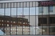 Ambiente refletido em vitrine no centro urbano, horizontes de tempos em planos diferenciados<br />Foto Fabio Lima 