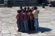 Um grupo de crianças me envolve para um foto<br />Foto Tom Boechat 