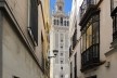 La Giralda, construção almohade concluída em 1198 e reformada pelos católicos em 1568, sob projeto do arquiteto Hernán Ruiz o jovem, para receber a torre sineira da Catedral<br />Foto José Lira 
