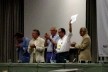 Arquitetos Jayme Zettel, Miguel Pereira, João Filgueras Lima, Haroldo Pinheiro e Severiano Porto aplaudem de pé o Documento "Declaração do Rio" na solenidade de encerramento do XVII CBA, no Rio Centro<br />Foto Carlos Fayet 
