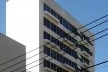 Edifício com avanço do plano da fachada (balanço do prédio), anterior à lei de estímulo à construção de varandas, Rio de Janeiro, início da década de 1970<br />Foto Andréa Redondo 