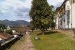 Canaleta e caminho de pedra, gramado e árvore ao lado da igreja São Francisco de Assis<br />Foto Abilio Guerra 