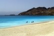 Mindelo, águas claras na praia da Laginha contrastam com a aridez do terreno típico da região<br />Foto Marcela Santana, 2016 