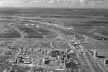 12 de abril de 1969. O traçado viário da Capital já está pronto, enquanto a consolidação arquitetônica é paulatina. É possível ver com clareza plástica a interação da estrutura da Plataforma com o traçado viário [Arquivo Público do Distrito Federal]