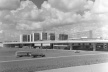 17 de janeiro de 1968. A Plataforma Rodoviária e os edifícios pioneiros do Setor Comercial Sul e do Setor Hoteleiro Sul. Destaca-se que neste momento, vias internas atravessam a Plataforma na cota da Esplanada, num traçado distinto da configuração atual [Arquivo Público do Distrito Federal]