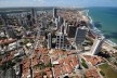 Dividindo a mesma paisagem e contrastes urbano-sociais estão Areia Preta (edifícios) e Mãe Luiza (zona verde)<br />Foto Canindé Soares 
