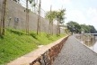Rua do Porto, ajuste do talude da margem com arrimo em pedra basalto característica da região, delimitando o percurso da trilha e servindo como banco contínuo<br />Foto dos colaboradores do projeto 