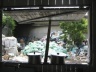 Proximidade entre o espaço de preparo de alimentos e o local de armazenagem do lixo. Ao fundo a entrada do túnel
