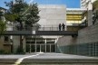 Centro Universitário Maria Antônia, espaço público inferior com edifício Joaquim Nabuco ao fundo, São Paulo SP. Arquitetos Cristiane Muniz, Fábio Valentim, Fernanda Barbara e Fernando Viégas / Una Arquitetos<br />Foto Nelson Kon 