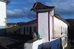 Casa que se volta para rua plana e ladeira inclinada, fazendo a contenção do terreno<br />Foto Abilio Guerra 