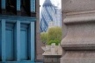 Foto 06- O Gherkin emoldurado pelas colunas da Tower Bridge