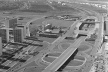 A Plataforma Rodoviária em seus primeiros anos. Destaca-se a acomodação das das pistas do Eixo Rodoviário-residencial, o "Eixão", em relação à estrutura viária e urbana da Plataforma. Note-se que o CONIC e o Conjunto Nacional estão em obras [Arquivo Público do Distrito Federal]
