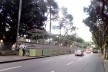 O entorno da praça Campo Grande ocupado por camarotes que fazem a calçada sumir. O circuito Osmar começa aqui<br />Foto Volha Yermalayeva Franco 