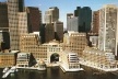 Figura 14 – A grande escala do complexo de uso misto em Rowes Wharf, Boston, não impede o acesso à água, onde estão restaurantes, piers públicos e slips para barcos particulares. Arquitetos: Skidmore,Owins & Merrill [In Process # 97, 1991]