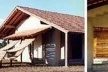 Figura 22 – À esquerda, foto mostrando fachada oeste da Casa Lar. Notar a pérgula, em paus roliços rústicos e a varanda na fachada sul. À direita, vista da pérgula do interior em fase final de construção. Notar abertura para ventilação próxima à cumeeira [Fotos cedidas pelo Arquiteto Severiano Mário Porto]