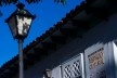 Detalhe de iluminação pública e publicidade inserida no conjunto urbano edificado<br />Foto Fabio Lima 