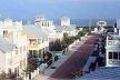 A cidade-nova de Seaside, na Florida, EUA, “estrela” do filme The Truman Show, desempenha, com a cidade-nova de Celebration, a dupla de exemplares mais completos da corrente do new urbanism [Fernando Lara, Admirável urbanismo novo, Texto Especial Arquitextos 056.]