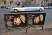 Contaminações, painel publicitário e automóveis com detalhe para limusine no centro urbano de Roma<br />Foto Fabio José Martins de Lima 