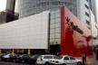 Base do edifício revestida por placas de alumínio composto em cores vibrantes<br />Imagem do autor do projeto 