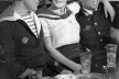 Chica y marineros<br />Foto Brassaï 