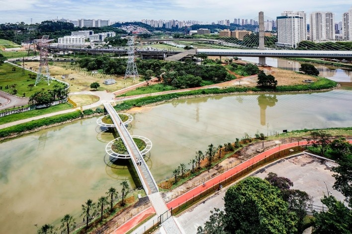 Bayer – Passarela sobre o Canal Guarapiranga, São Paulo, 2013. Arquitetos Roberto Loeb e Luis Capote<br />Foto Pedro Kok 