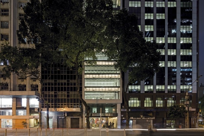 RB12, fachada, cena noturna. Triptyque<br />Foto Leonardo Finotti 