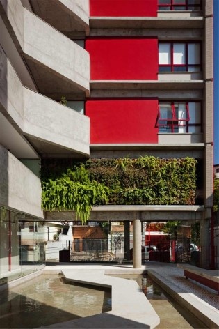 Edifício habitacional na Rua Simpatia. GrupoSP<br />Foto Nelson Kon 