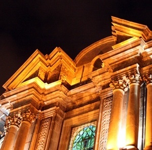 Fachada maneirista com iluminação noturna<br />Fotos Abilio Guerra e Silvana Romano Santos 