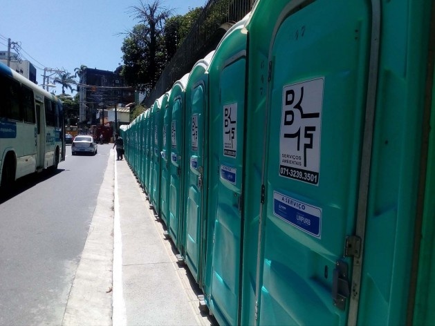Fileiras de banheiros químicos nos arredores do circuito Osmar<br />Foto Volha Yermalayeva Franco 