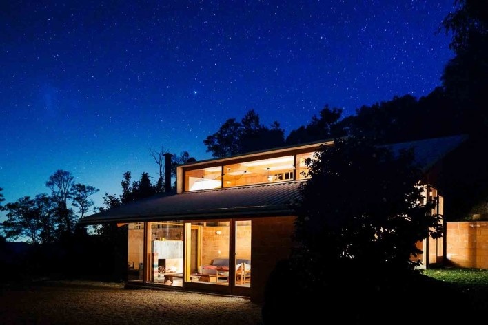 Casa de meia encosta, São Francisco Xavier SP, 2013. Arquitetos Denis Joelsons e Gabriela Baraúna Uchida<br />Foto Pedro Kok 
