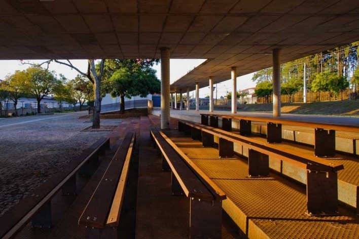 Centro Cultural de Araras, marquise e bancos .AUM arquitetos, 3º. prêmio categoria profissional/ obras concluídas Araras,SP,2003-2009