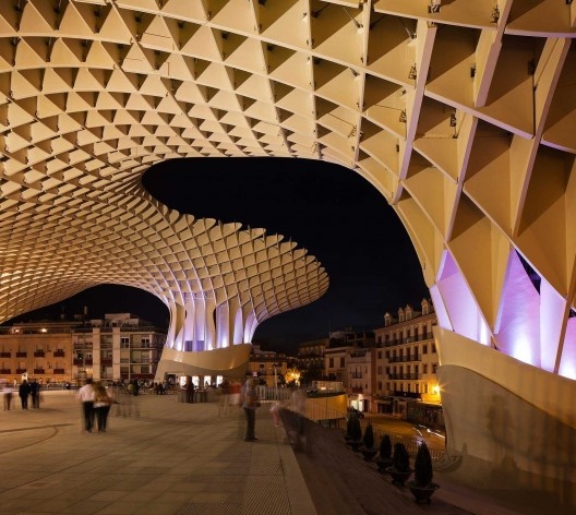 Metropol Parasol, vista noturna da Plaza de La Encarnación, Sevilha. J. Mayer H. Architects, 2004<br />Foto Fernando Alda 