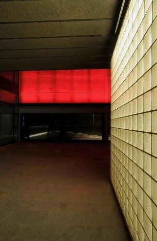 L’Auditori en Massanass. Acceso iluminado: al fondo vemos el acceso alternativo a la sala. Carlos Gómez y Eva Álvarez, Gómez+Álvarez arquitectes, Valencia, España, 2009-2011.