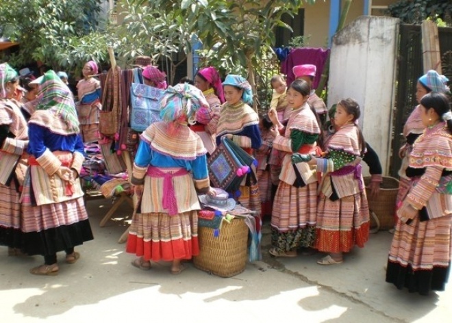 Bac Ha, o colorido das mulheres na feira semanal <br />Foto Lucia Maria Borges de Oliveira 